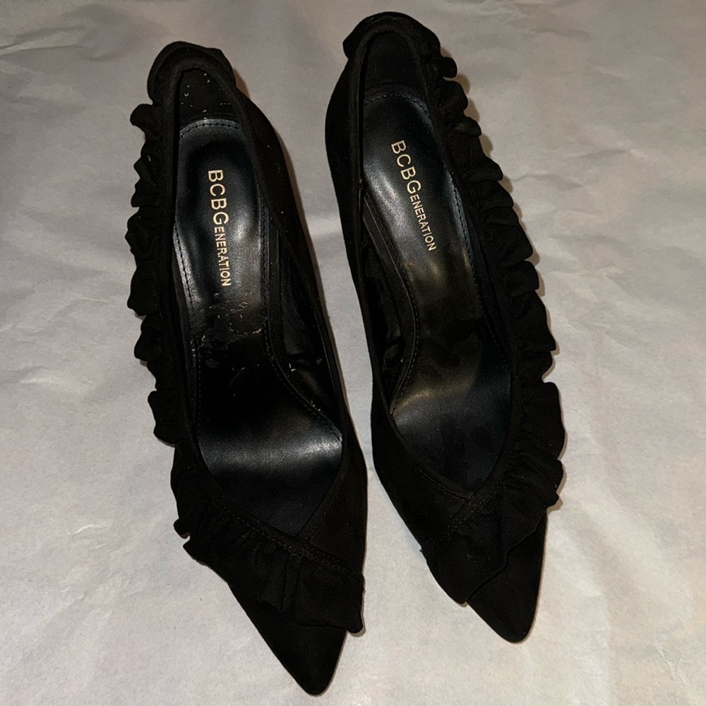 BCBGeneration black Hana pointed toe ruffle detail pumps heels women’s shoes 11